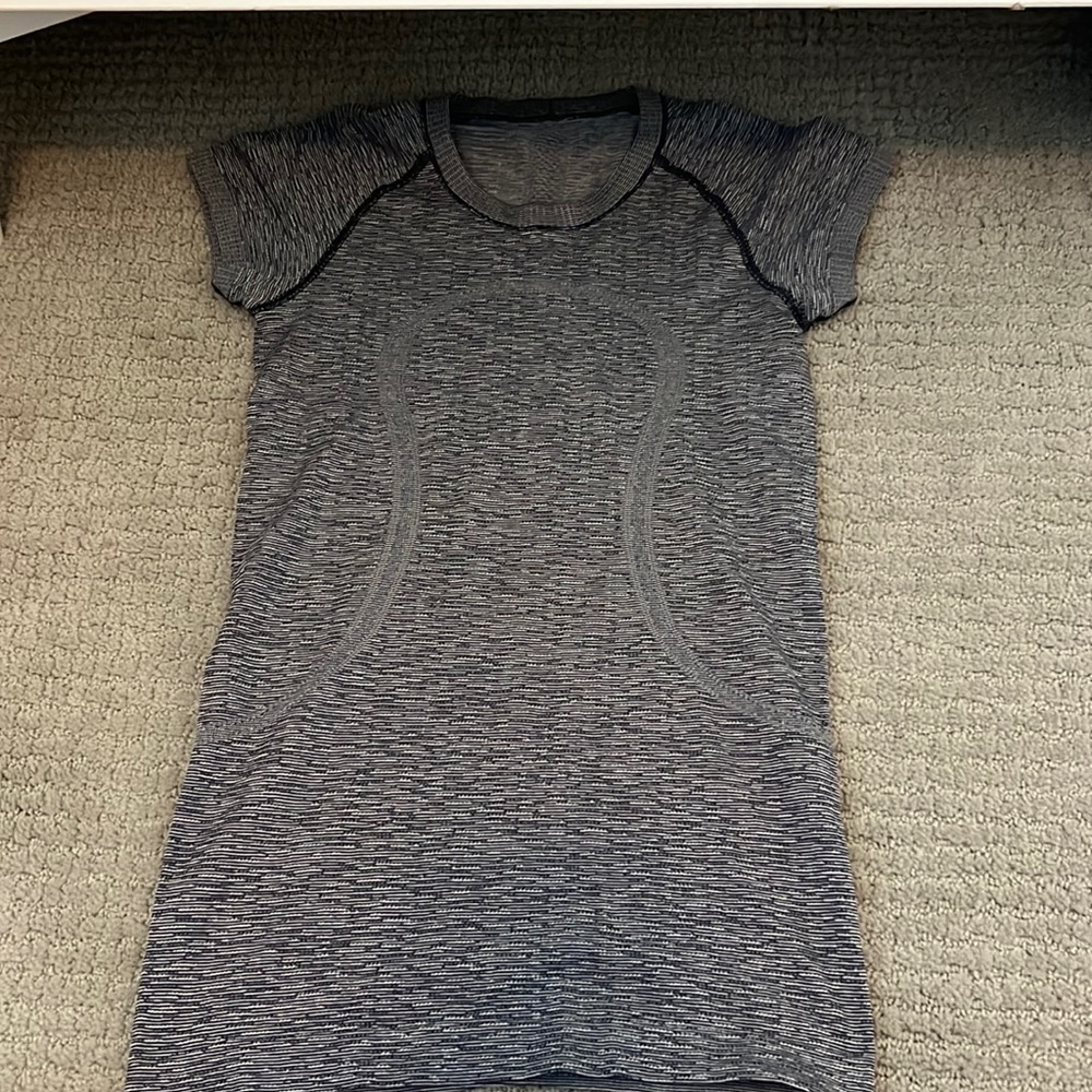 Short sleeve, Lululemon top. Size 4! great condition, barely worn!